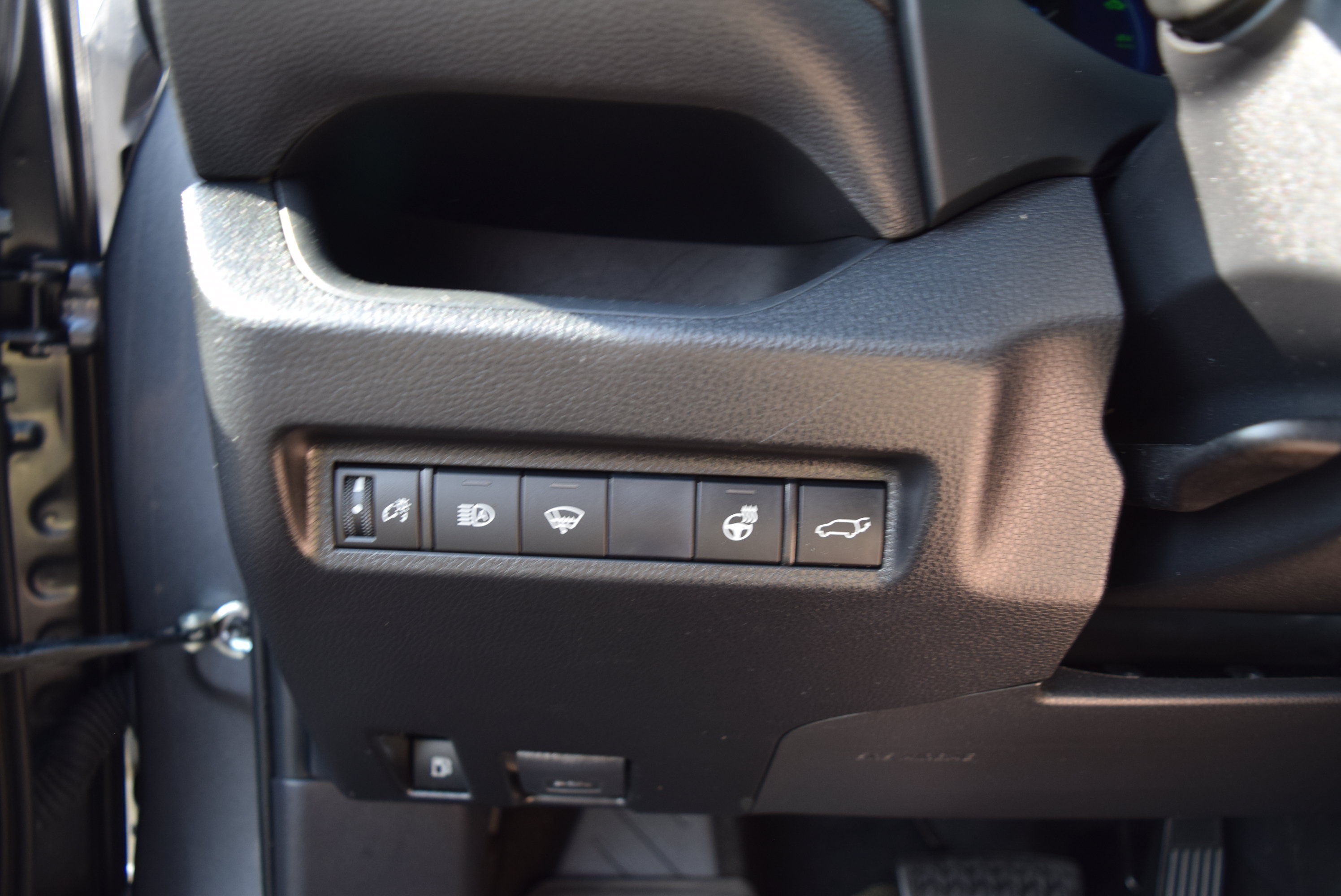 Used 2021 Toyota RAV4 SE w/ Weather & Moonroof Package AWD/4WD image 12