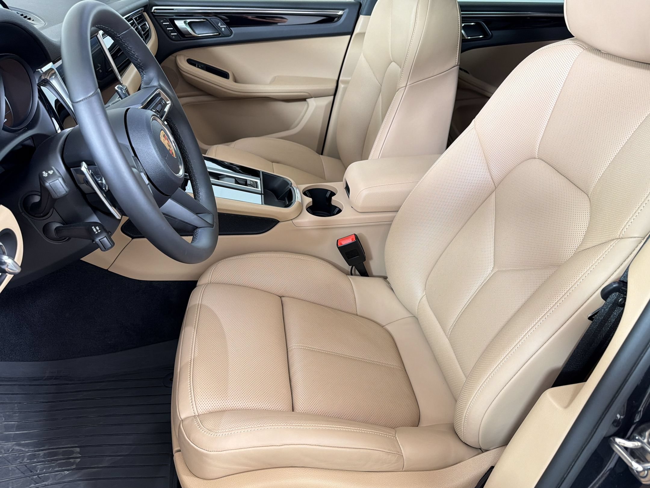 Certified 2026 Porsche Macan AWD/4WD image 5