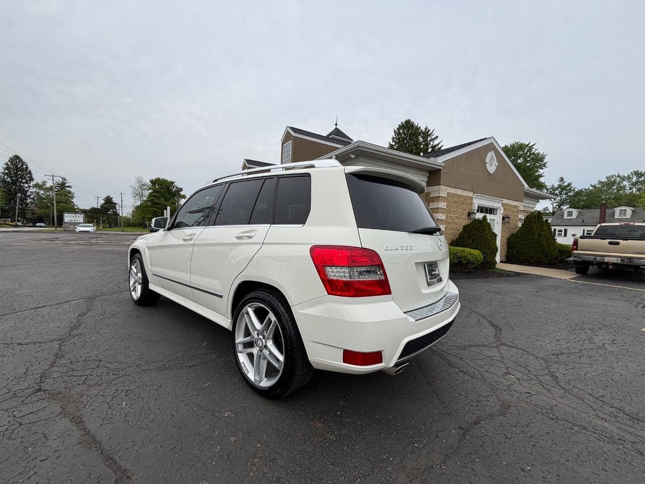 Used 2011 Mercedes-Benz GLK 350 4MATIC image 3