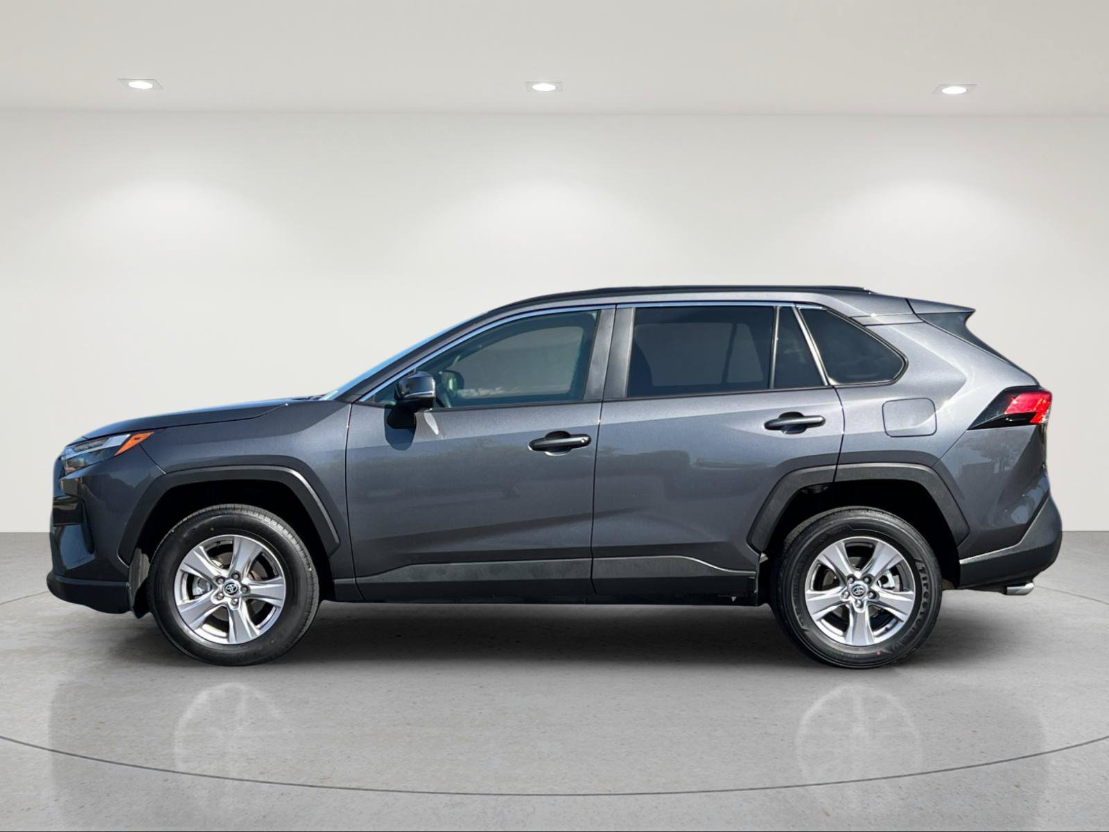 Used 2025 Toyota RAV4 XLE AWD/4WD image 2