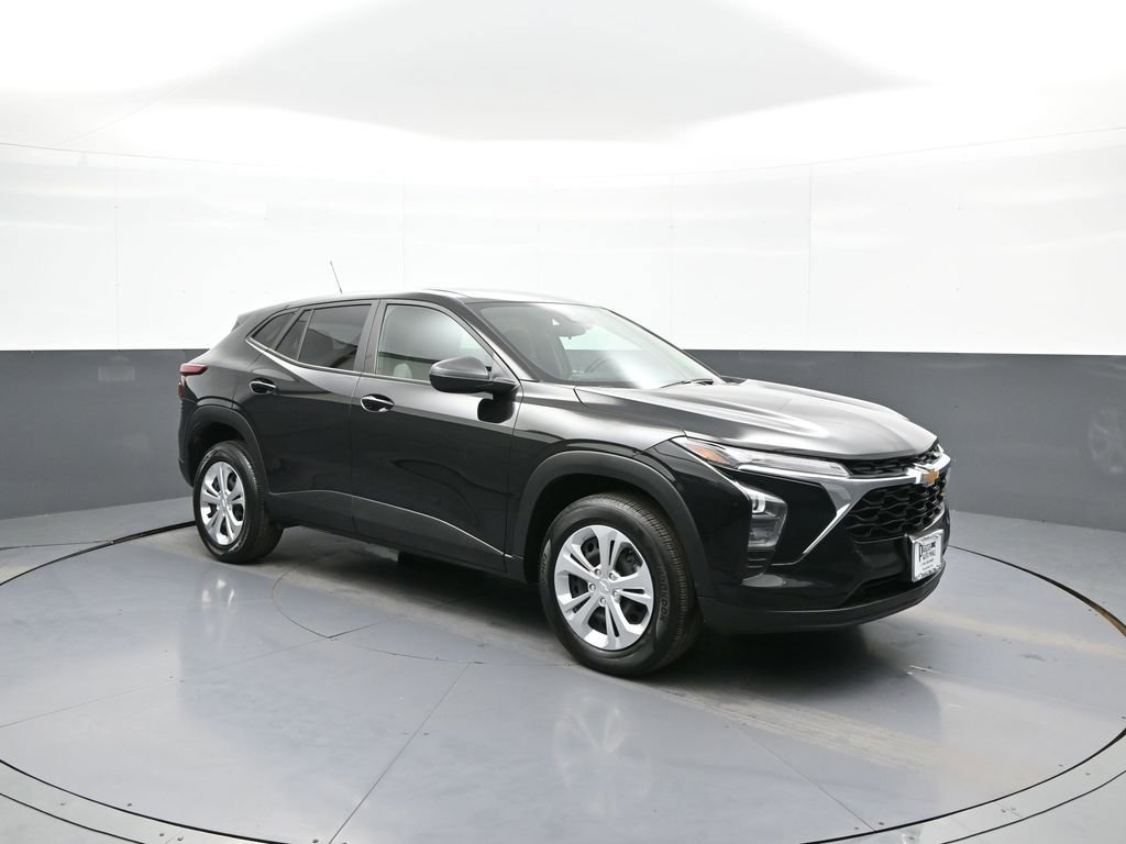 Used 2024 Chevrolet Trax LS w/ Driver Confidence Package image 4