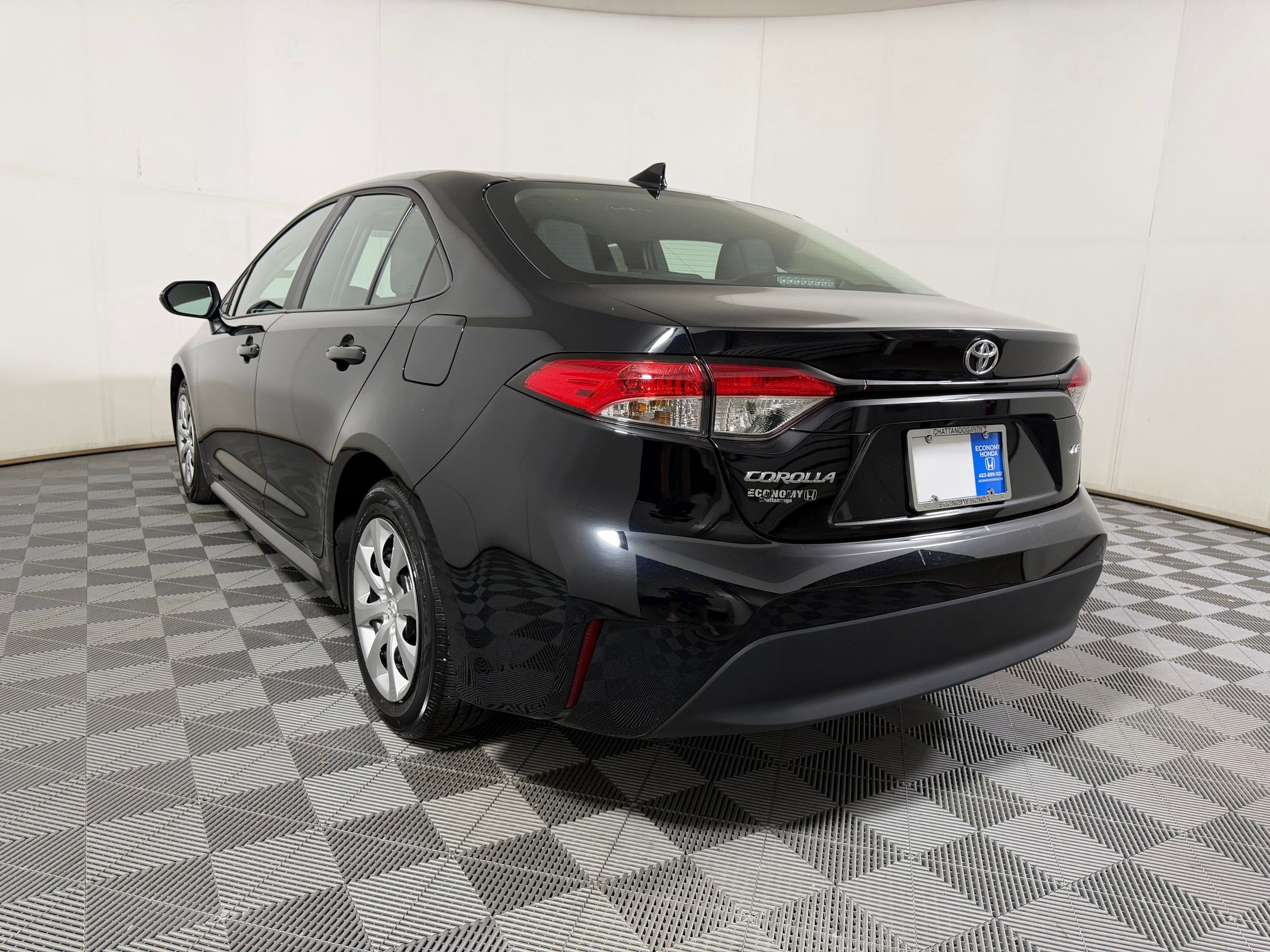 Used 2025 Toyota Corolla LE FWD image 2