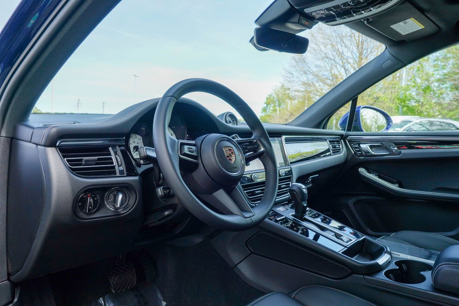 Certified 2025 Porsche Macan image 4