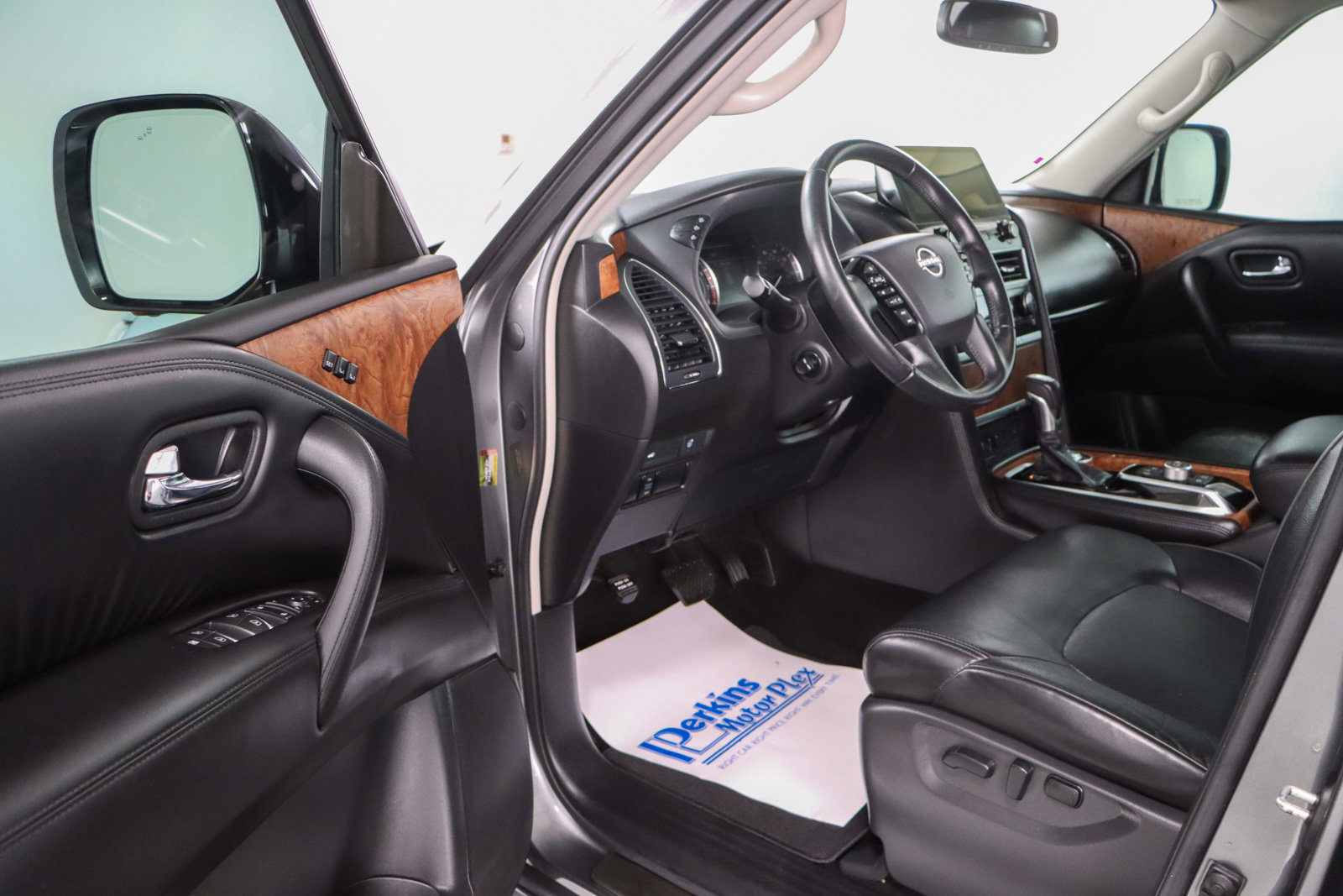 Used 2022 Nissan Armada SL w/ Captain's Chairs Package image 3