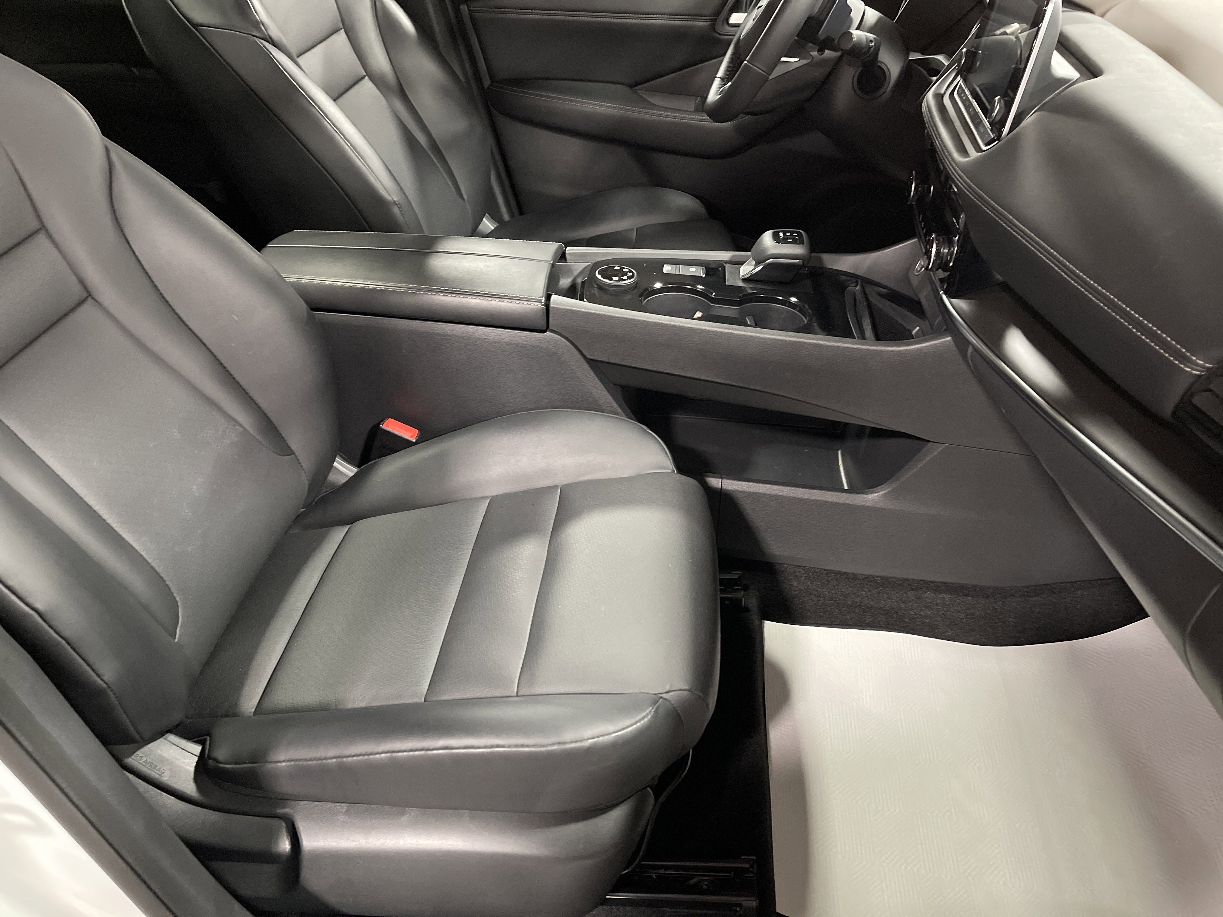 Used 2023 Nissan Rogue SV w/ SV Premium Package image 14