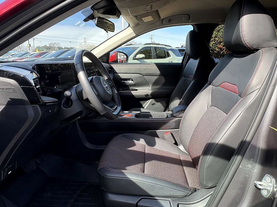 Used 2025 Nissan Kicks SR w/ Illumination Package image 9