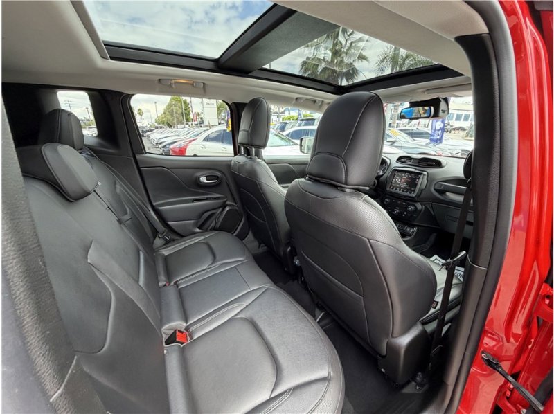 Used 2020 Jeep Renegade Limited w/ UConnect 8.4 Nav Group FWD image 28