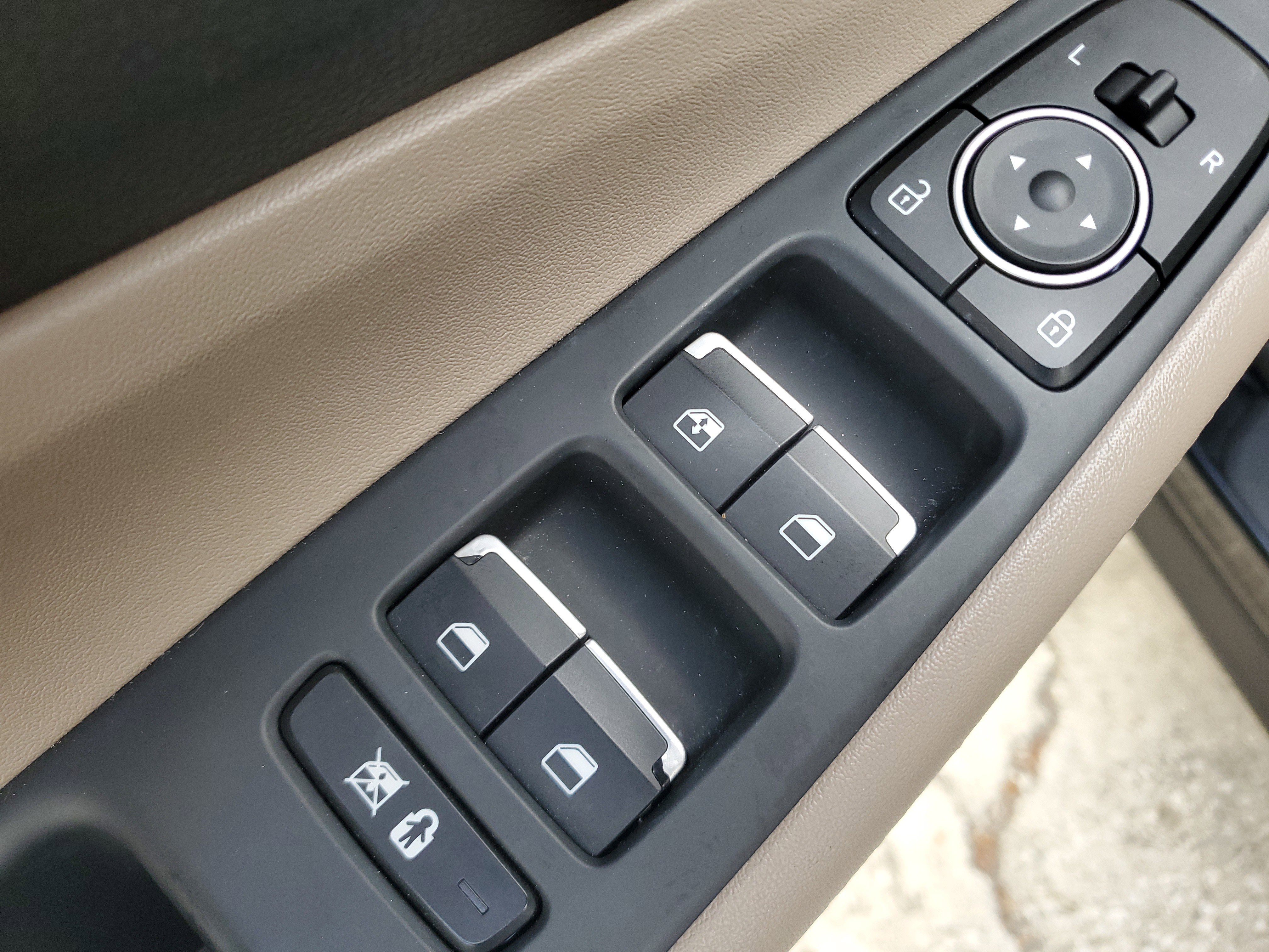 Used 2019 Hyundai Santa Fe SE image 18