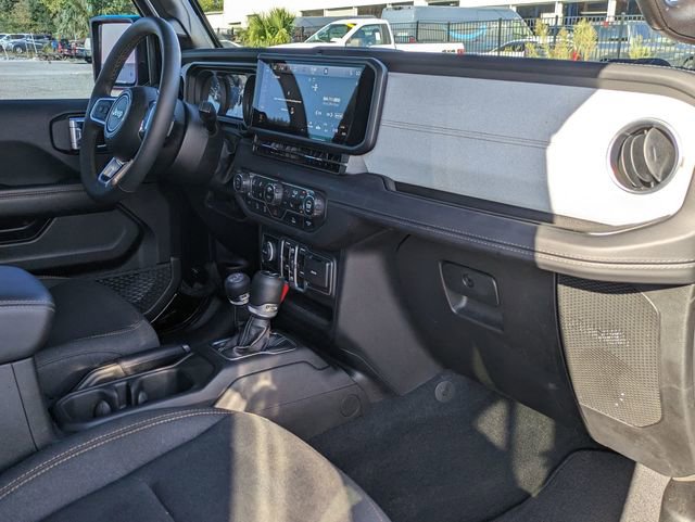 Used 2025 Jeep Wrangler Sahara image 30