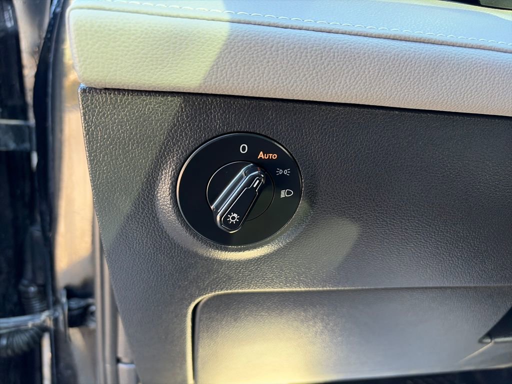 Used 2022 Volkswagen Taos SEL image 17