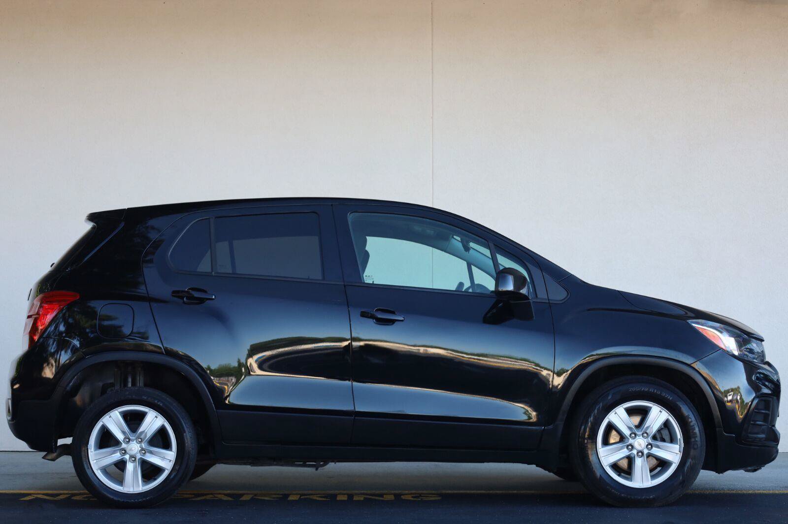 Used 2022 Chevrolet Trax LS w/ Tint and Cruise Package FWD image 2