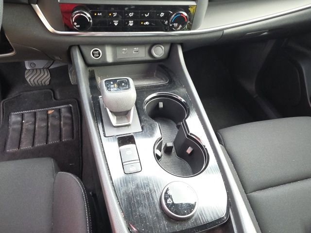 Used 2023 Nissan Rogue S image 18
