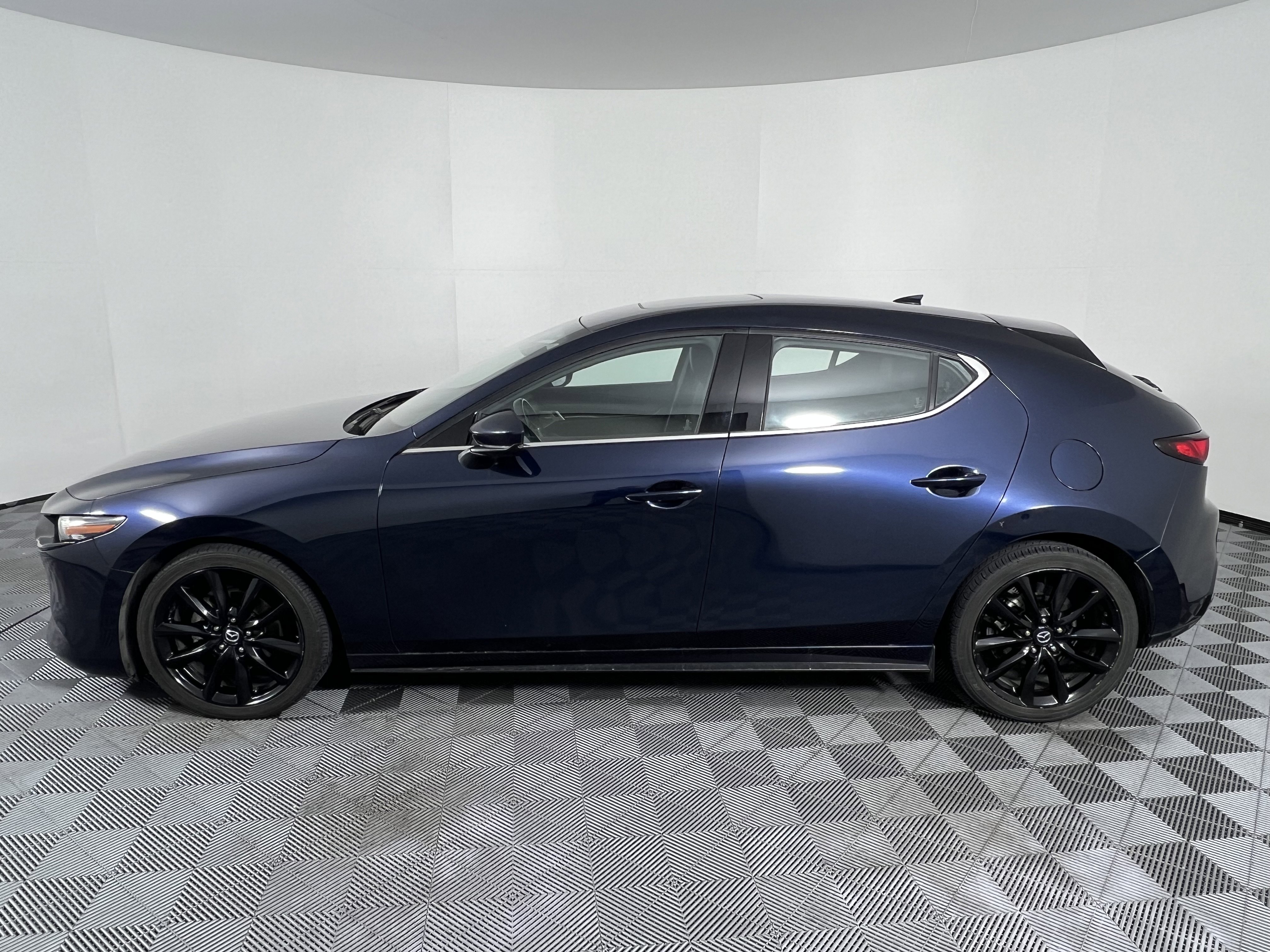 Used 2019 MAZDA MAZDA3 Hatchback w/ Premium Package image 8