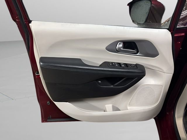 Used 2017 Chrysler Pacifica Platinum image 7