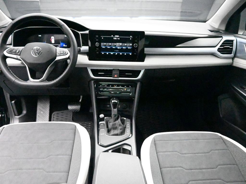 New 2025 Volkswagen Taos SE image 9
