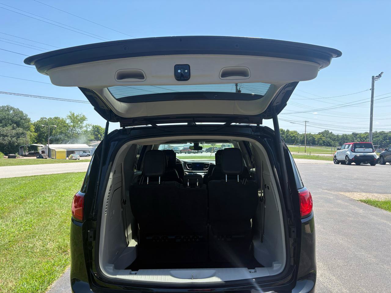 Used 2017 Chrysler Pacifica Limited w/ UConnect Theater Package FWD image 4