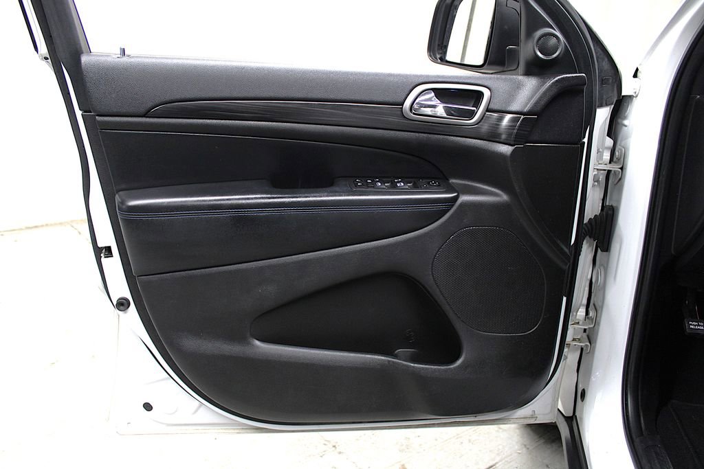 Used 2019 Jeep Grand Cherokee Laredo AWD/4WD image 25