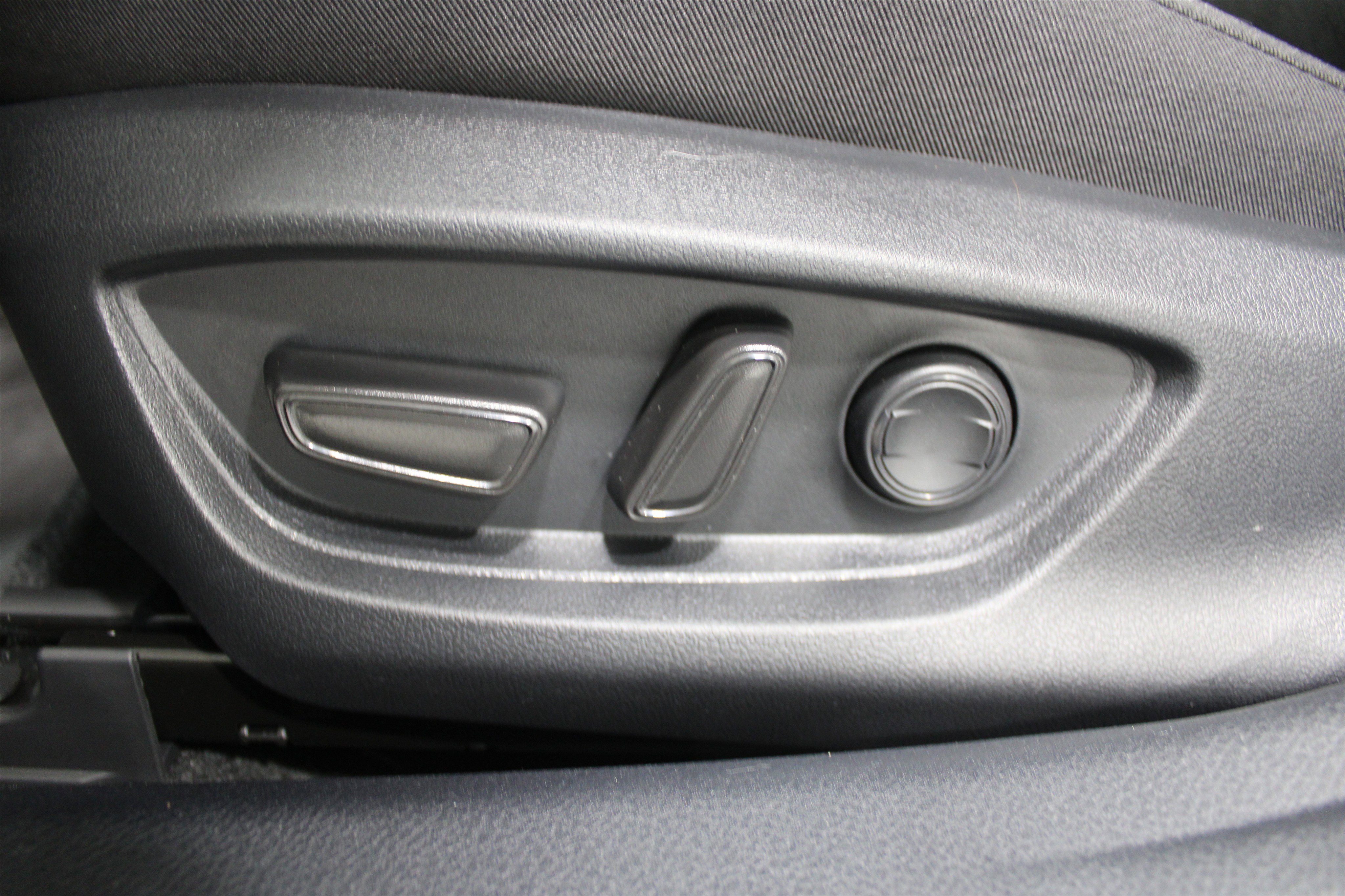 Used 2025 Toyota Camry LE w/ Convenience Package image 4