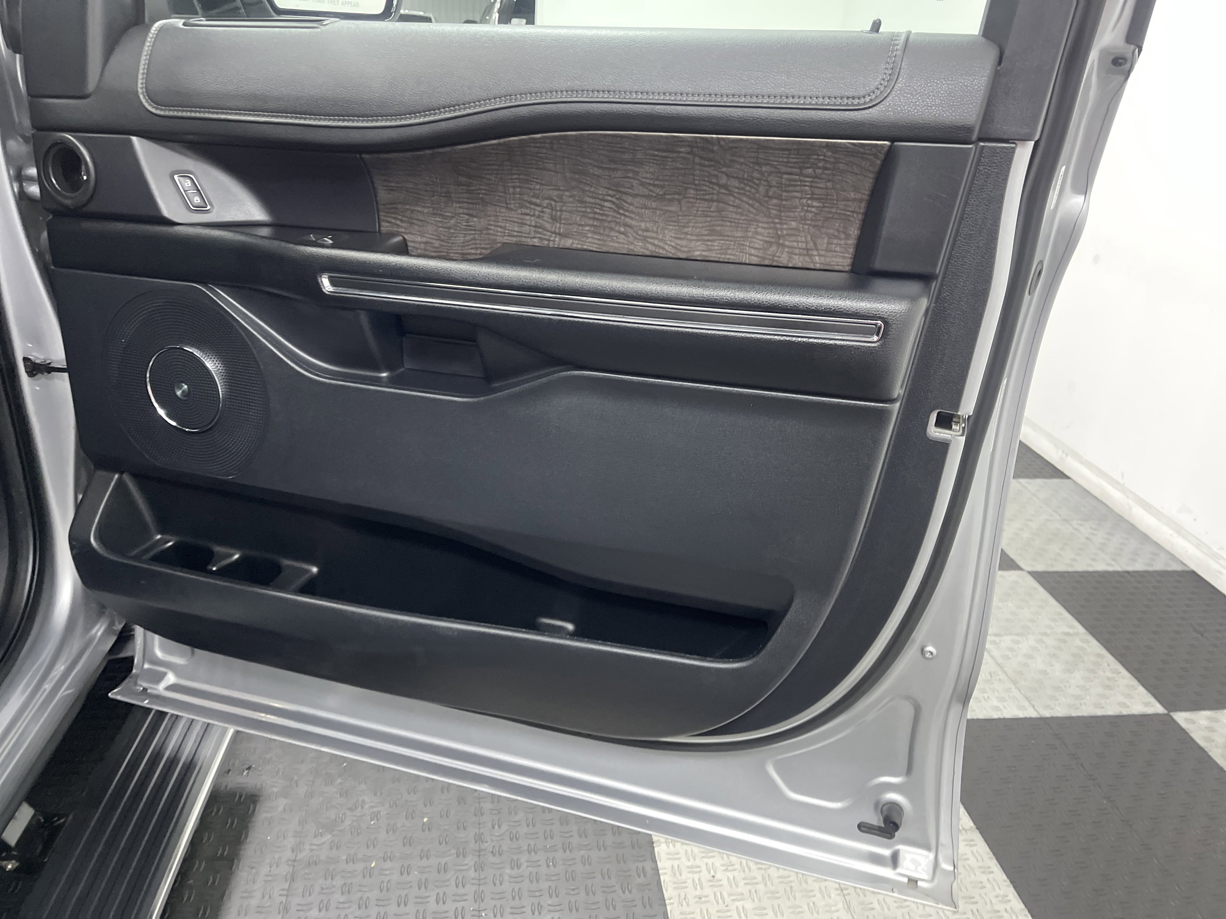 Used 2021 Ford Expedition Max Limited image 25