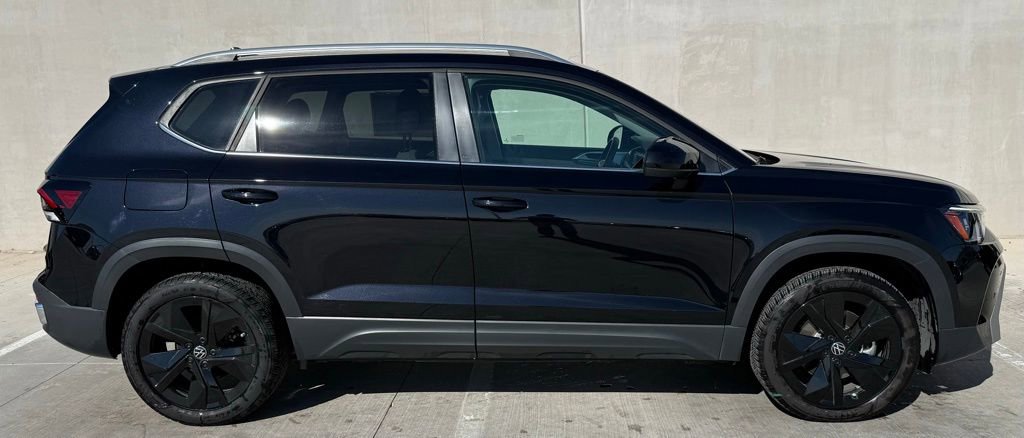 Certified 2025 Volkswagen Taos SE image 2