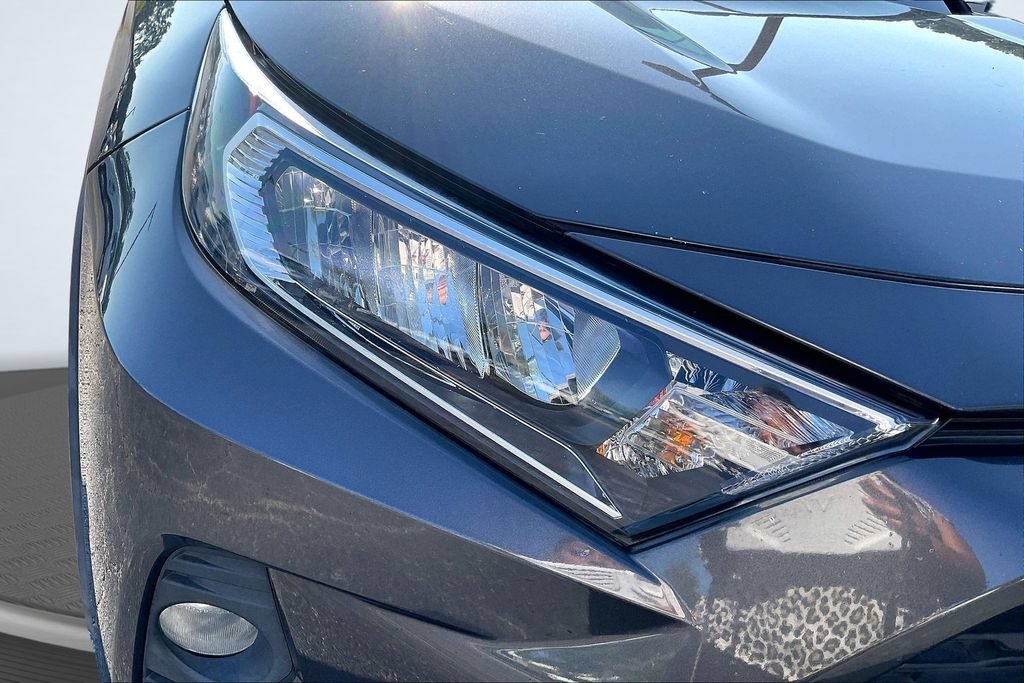 Used 2020 Toyota RAV4 XLE Premium FWD image 33