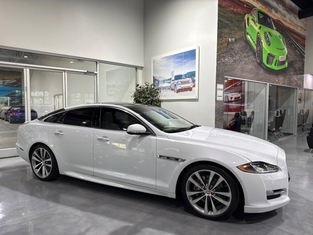 Used 2016 Jaguar XJ R-Sport RWD image 32