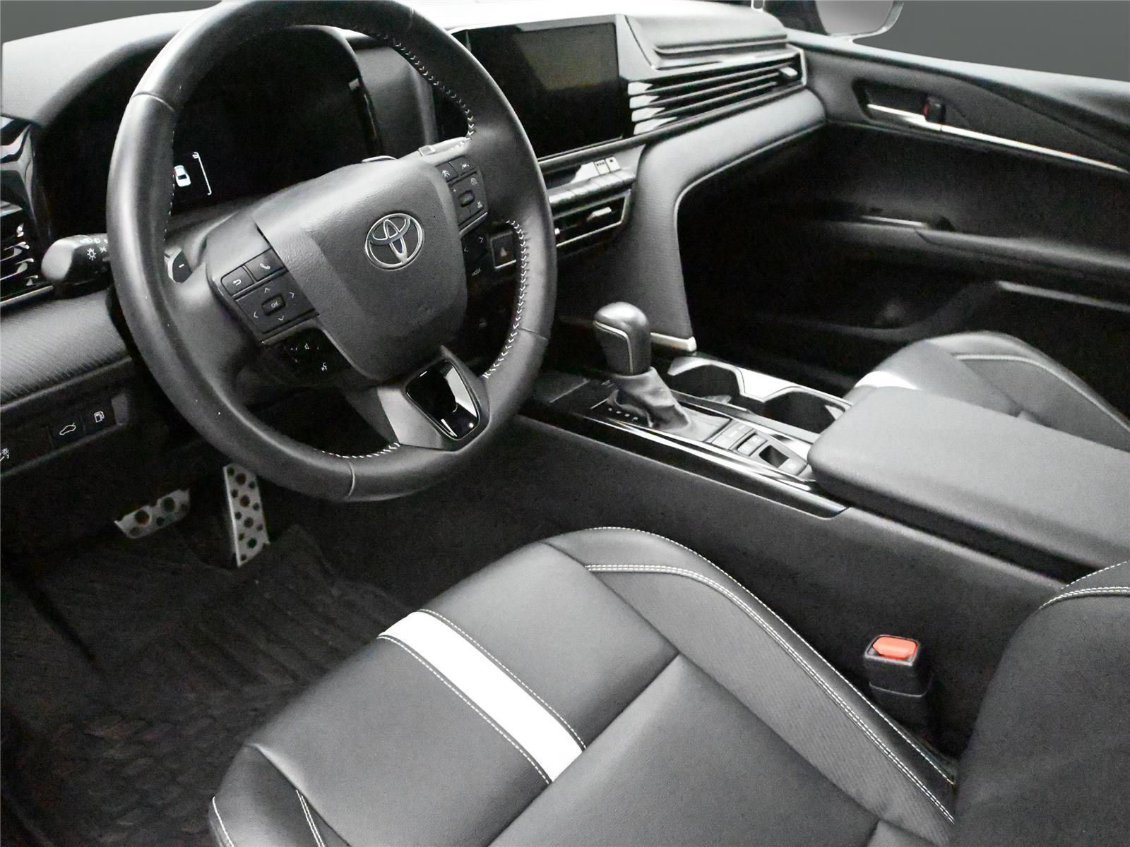 Used 2025 Toyota Camry SE w/ Convenience Package image 2