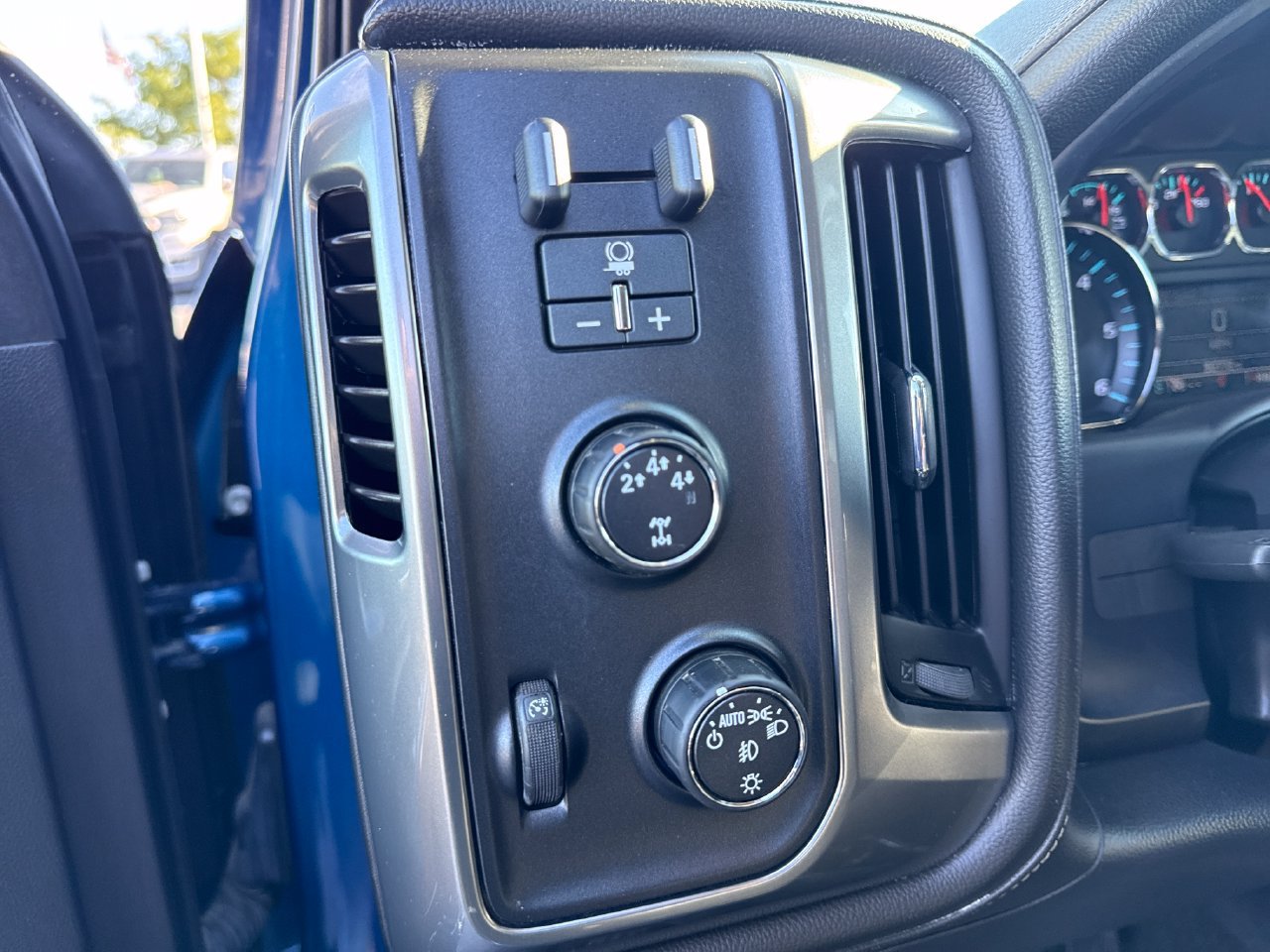 Used 2016 Chevrolet Silverado 2500 LTZ AWD/4WD image 18