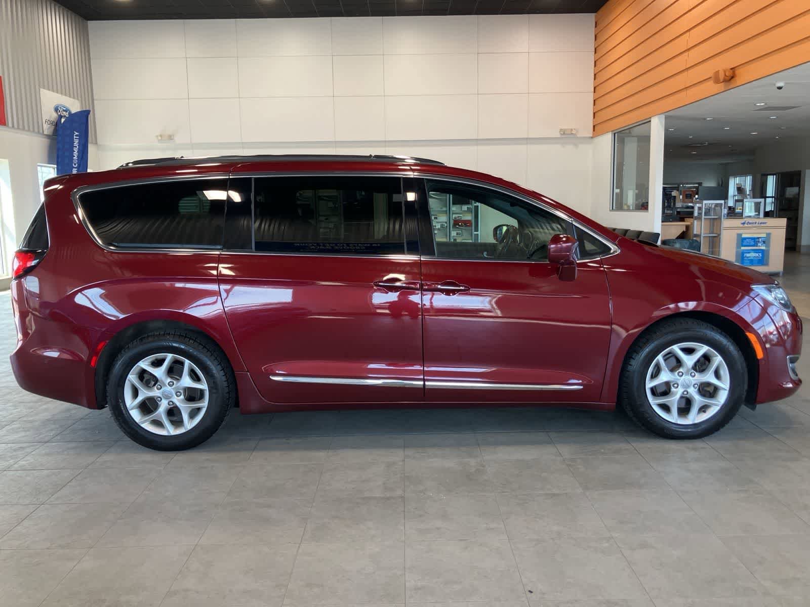 Used 2020 Chrysler Pacifica Touring-L FWD image 4