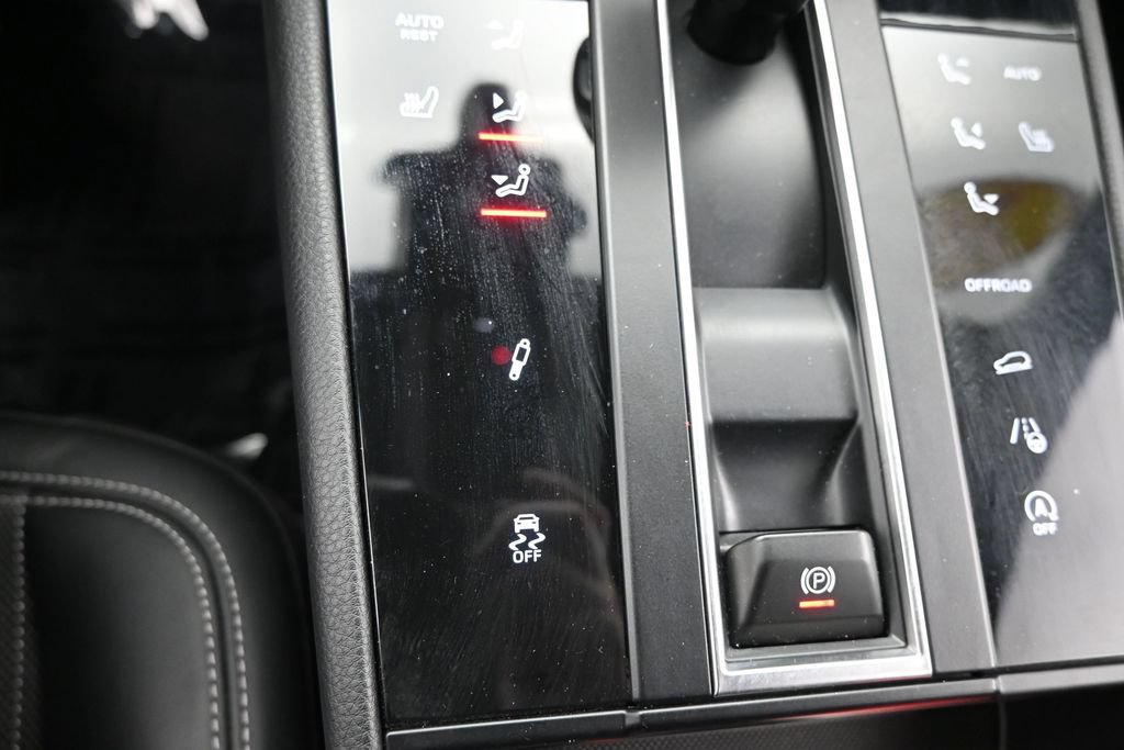 Used 2024 Porsche Macan Turbo AWD/4WD image 30