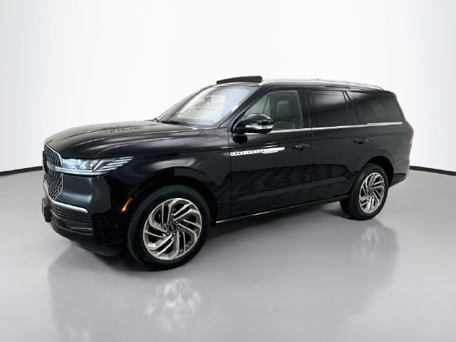 Used 2025 Lincoln Navigator Reserve AWD/4WD image 3