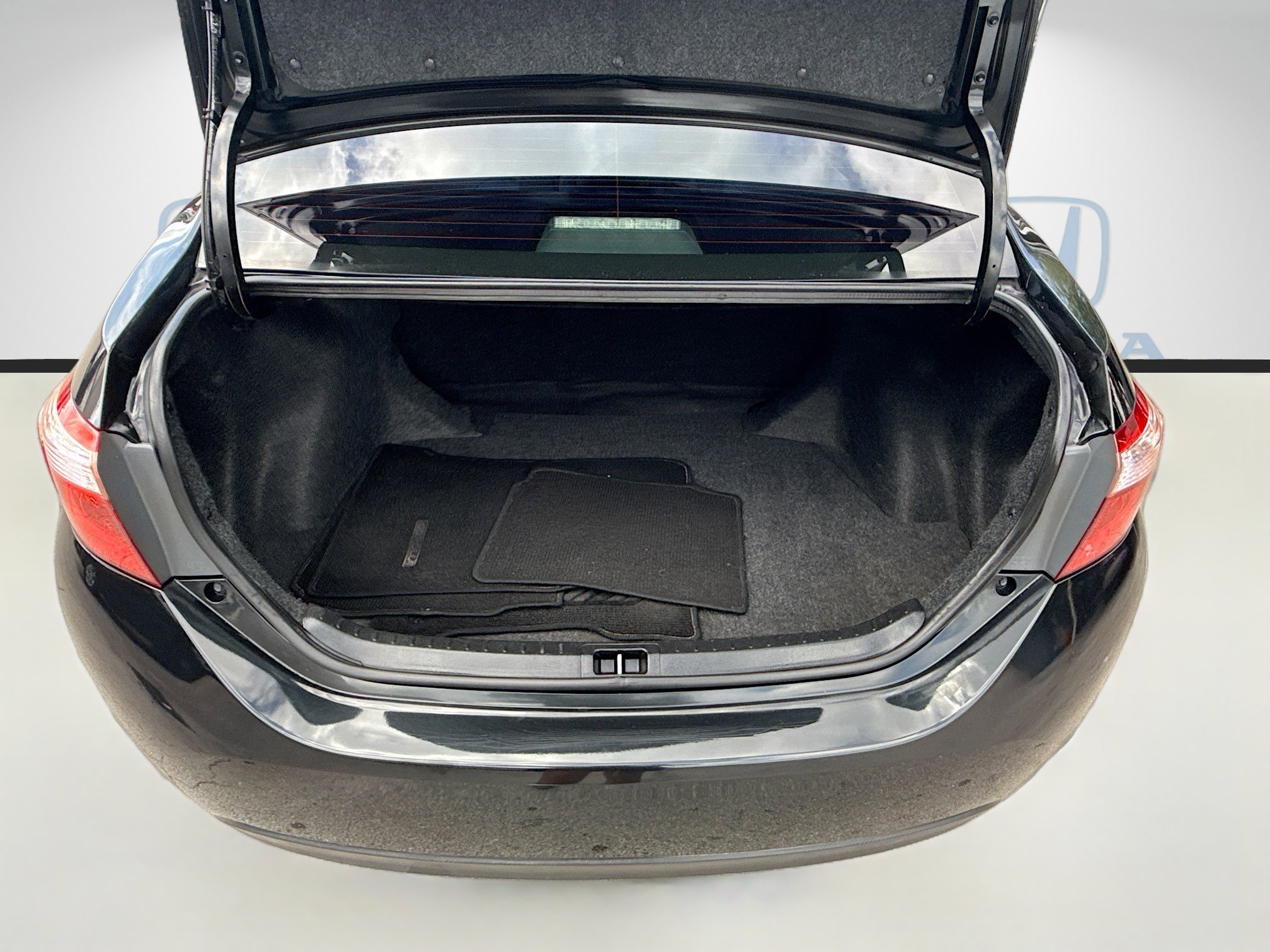 Used 2018 Toyota Corolla LE FWD image 25