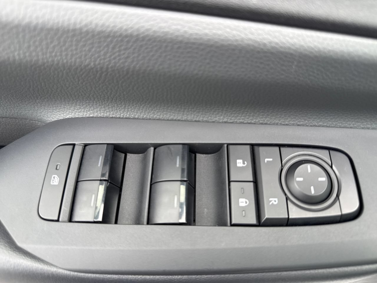 Used 2025 Toyota Prius LE FWD image 15