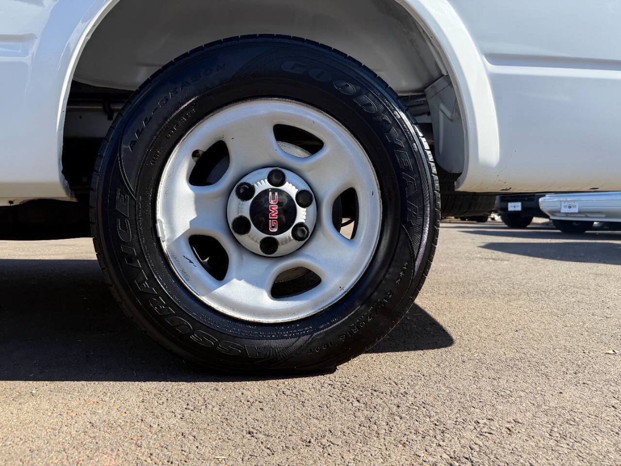 Used 2004 GMC Safari Passenger RWD image 26