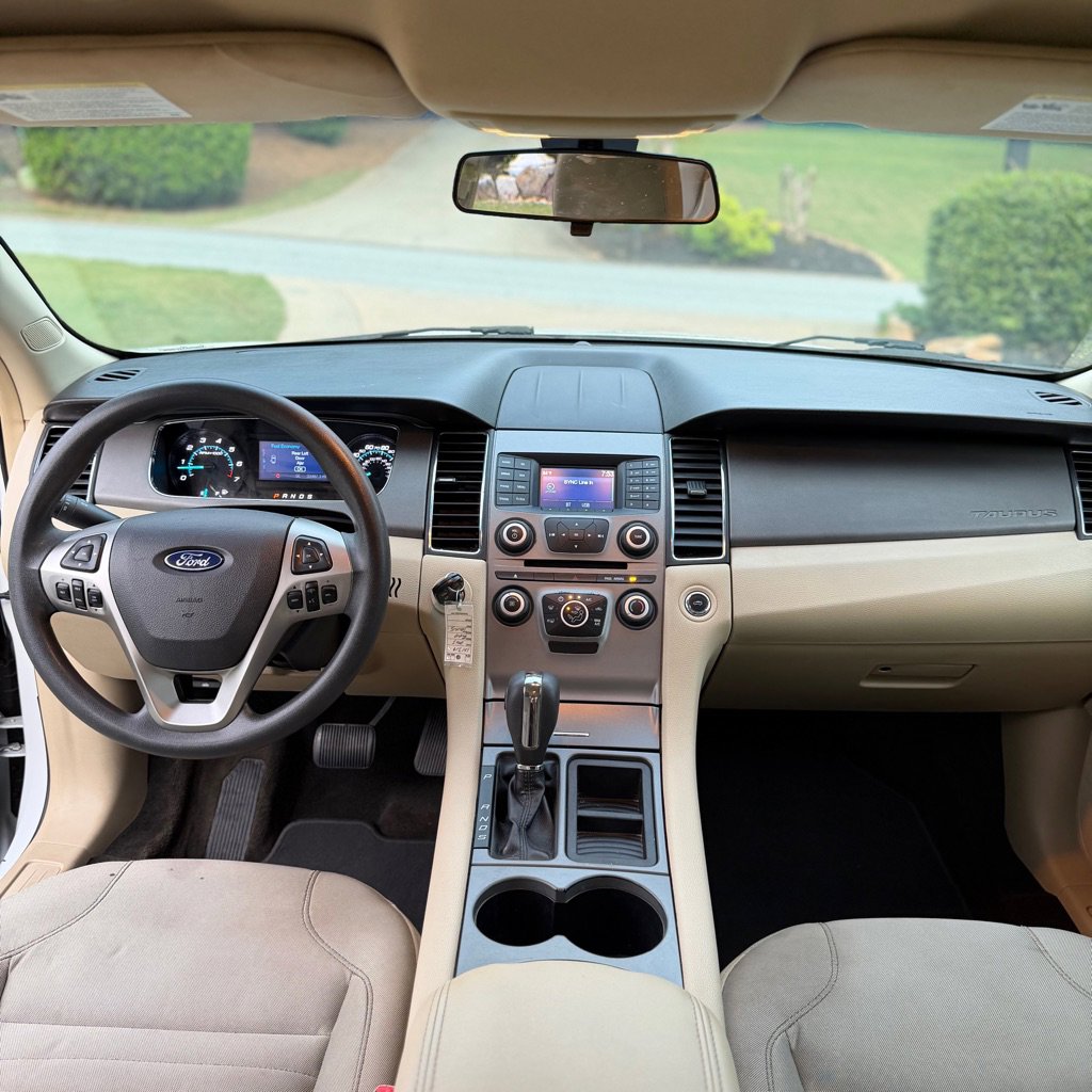 Used 2015 Ford Taurus SE FWD image 11