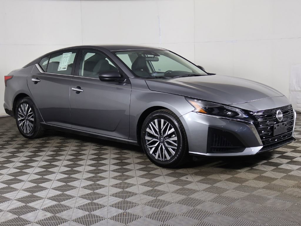 Used 2024 Nissan Altima 2.5 SV image 2