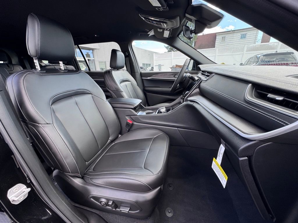 Used 2025 Jeep Grand Cherokee L Limited w/ Black Appearance Package AWD/4WD image 19