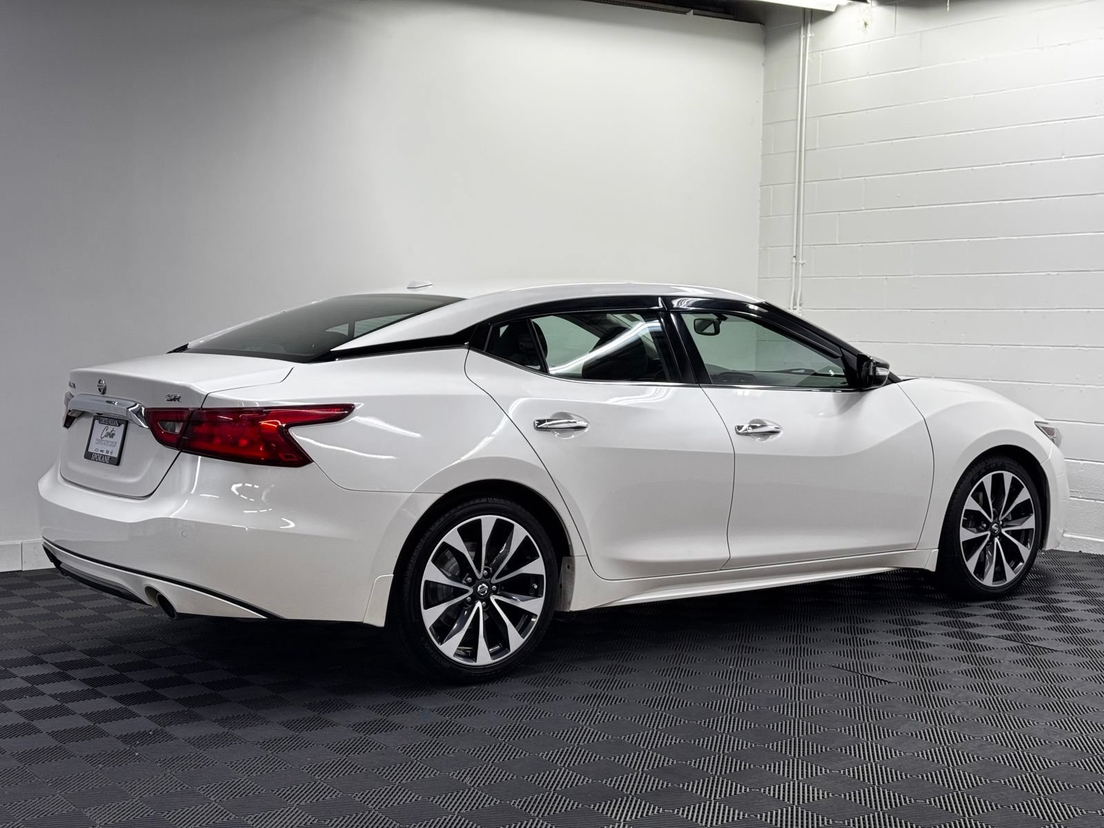 Used 2017 Nissan Maxima SR FWD image 2