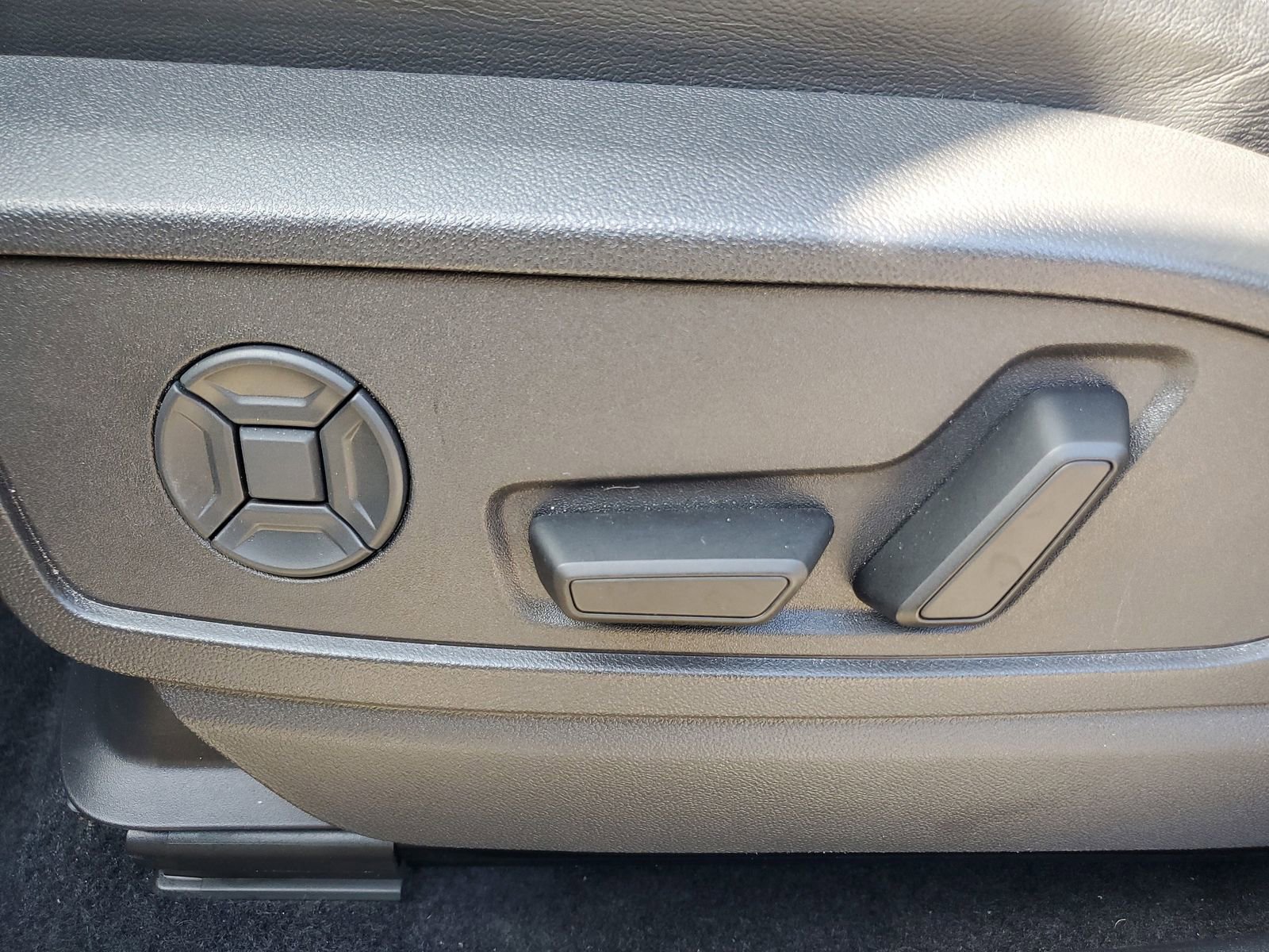 Used 2025 Audi Q5 Premium w/ Convenience Package image 21