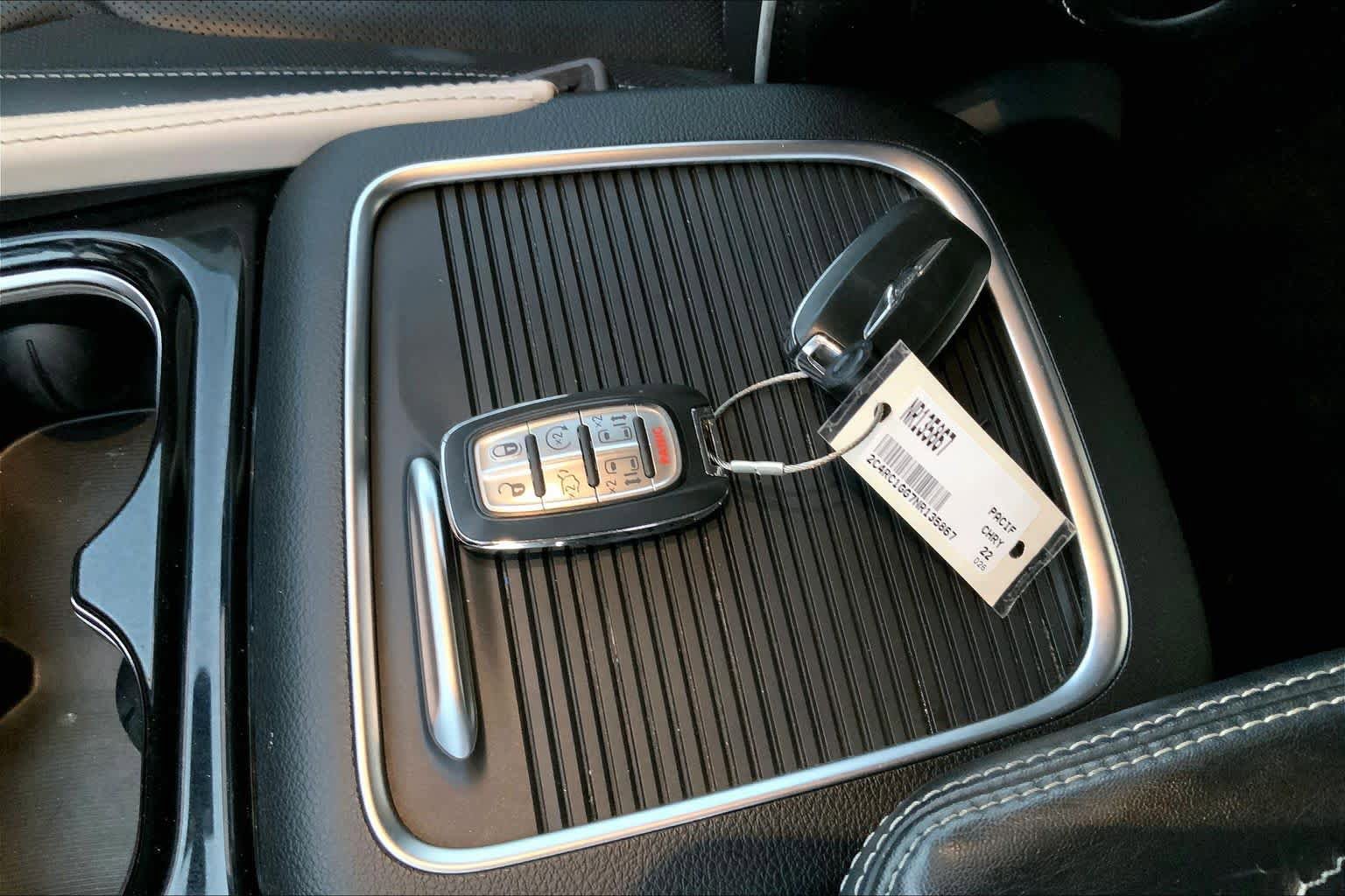 Used 2022 Chrysler Pacifica Limited FWD image 14