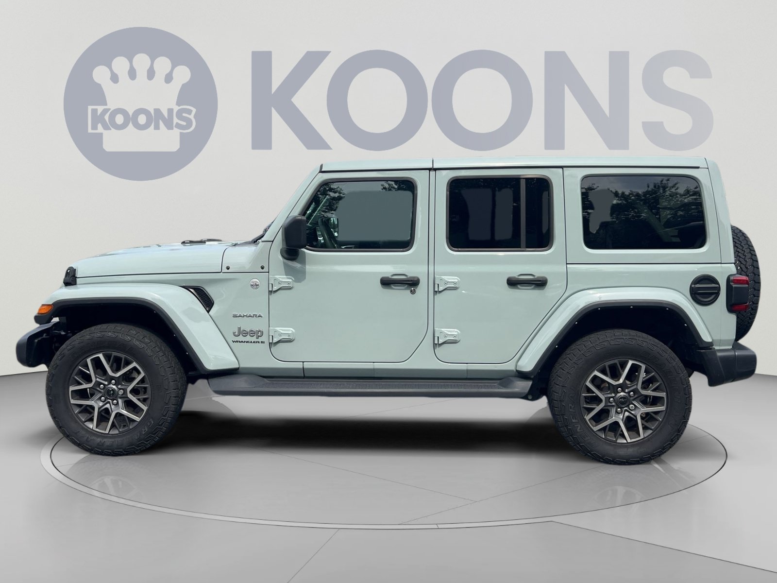 Used 2024 Jeep Wrangler Unlimited Sahara w/ Technology Group AWD/4WD image 2