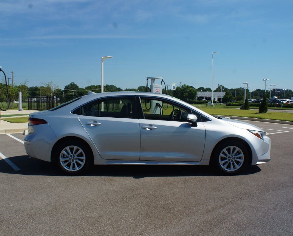Used 2025 Toyota Corolla XLE FWD image 21
