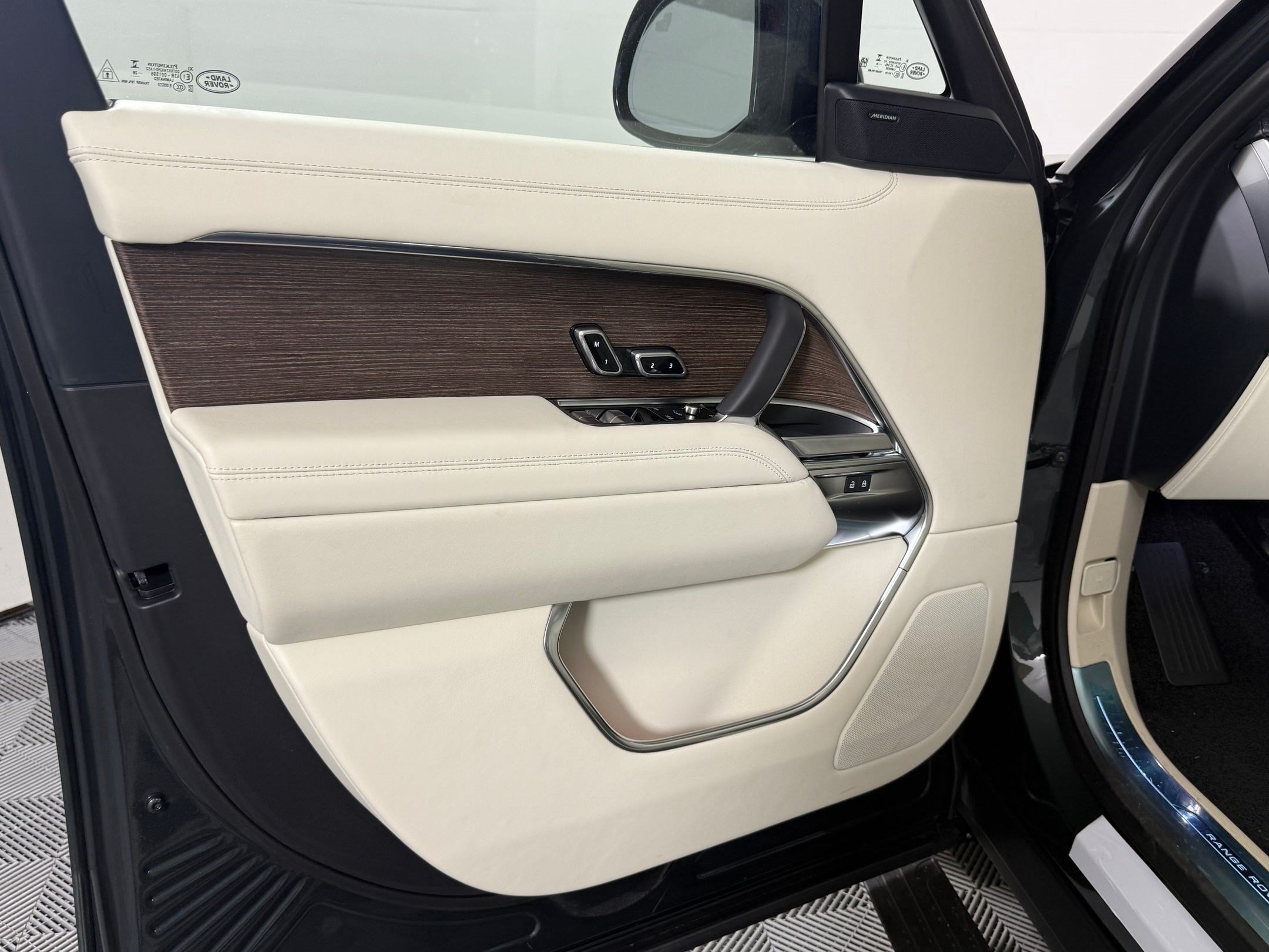 New 2026 Land Rover Range Rover Long Wheelbase SE AWD/4WD image 14