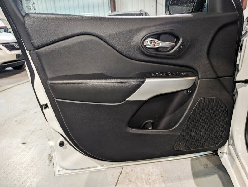 Used 2017 Jeep Cherokee Overland w/ Technology Group image 18