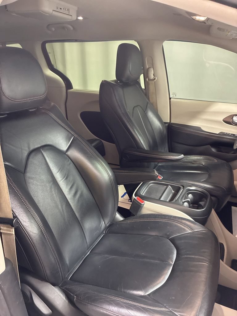 Used 2017 Chrysler Pacifica Touring-L w/ Tire & Wheel Group FWD image 29
