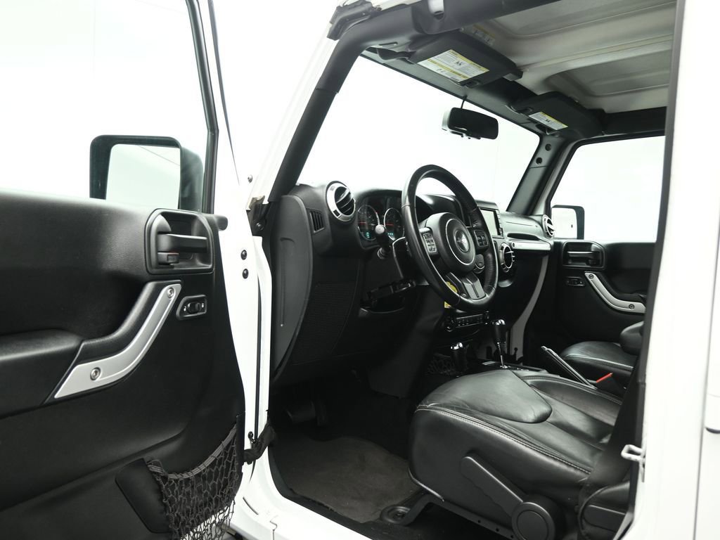 Used 2016 Jeep Wrangler Unlimited Sahara w/ Connectivity Group image 8