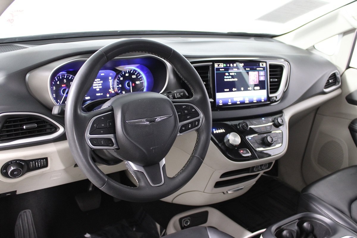 Used 2023 Chrysler Pacifica Touring-L FWD image 6