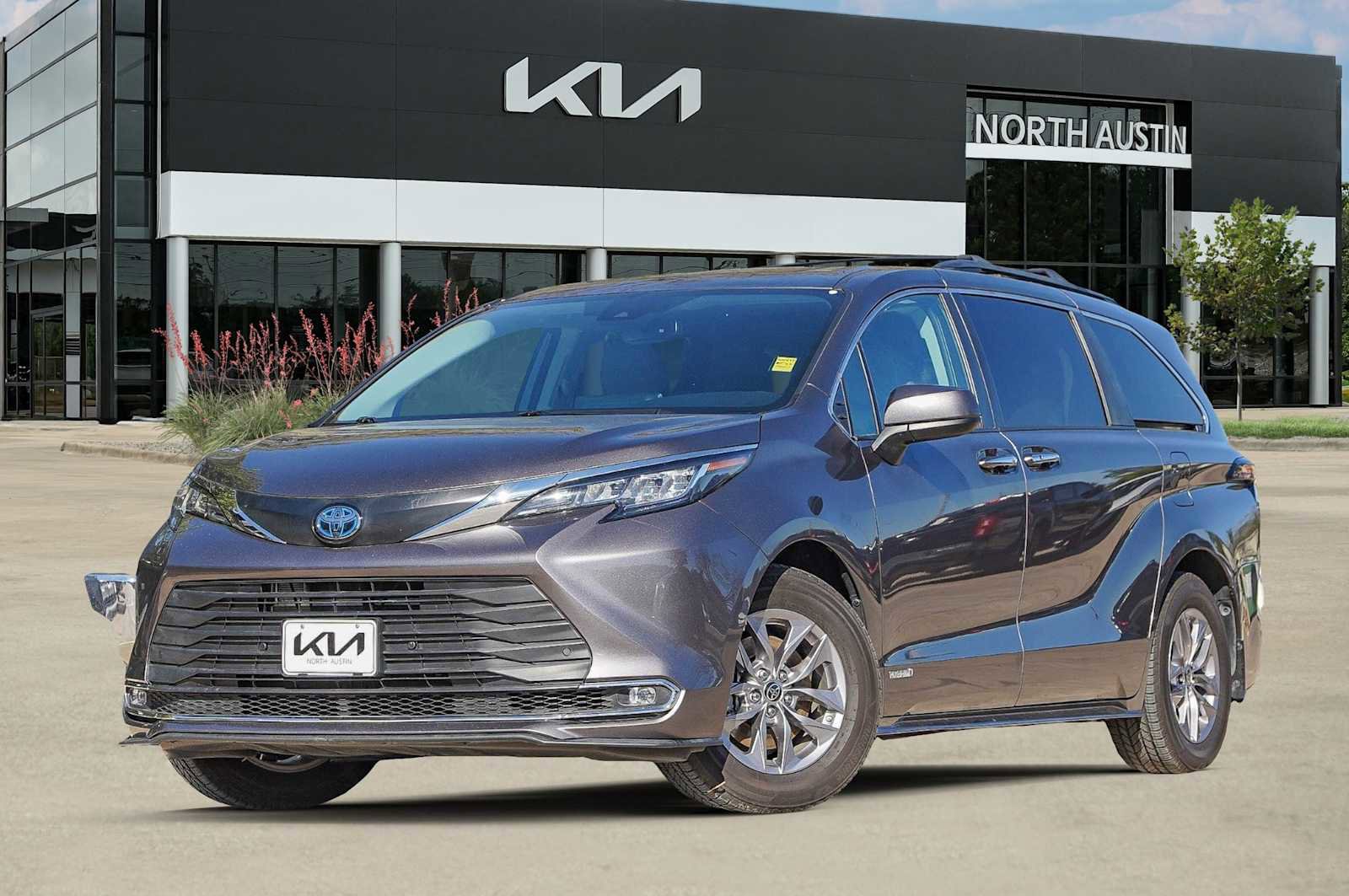 Used 2021 Toyota Sienna XLE image 1