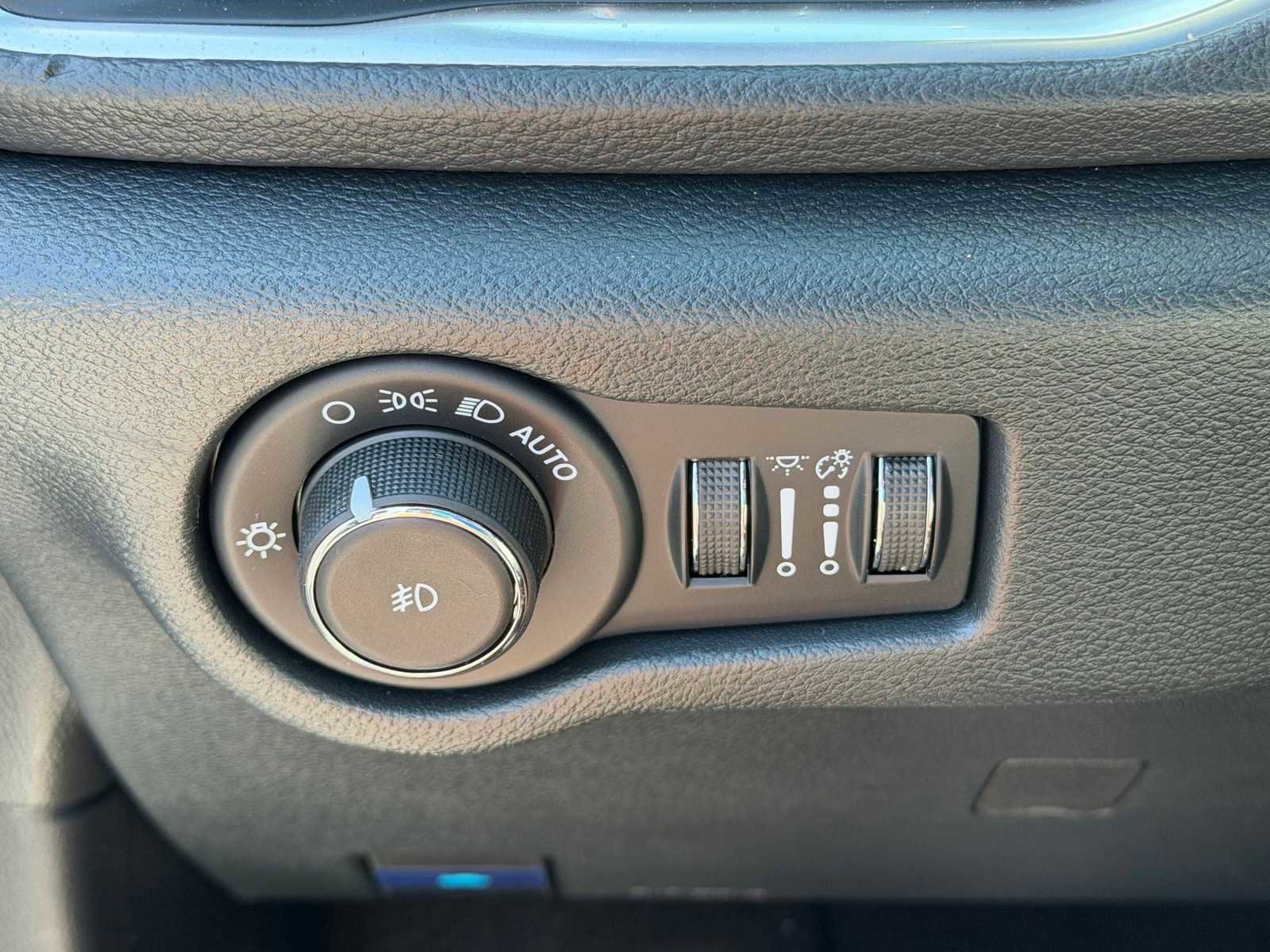 New 2026 Chrysler Pacifica Limited AWD/4WD image 14