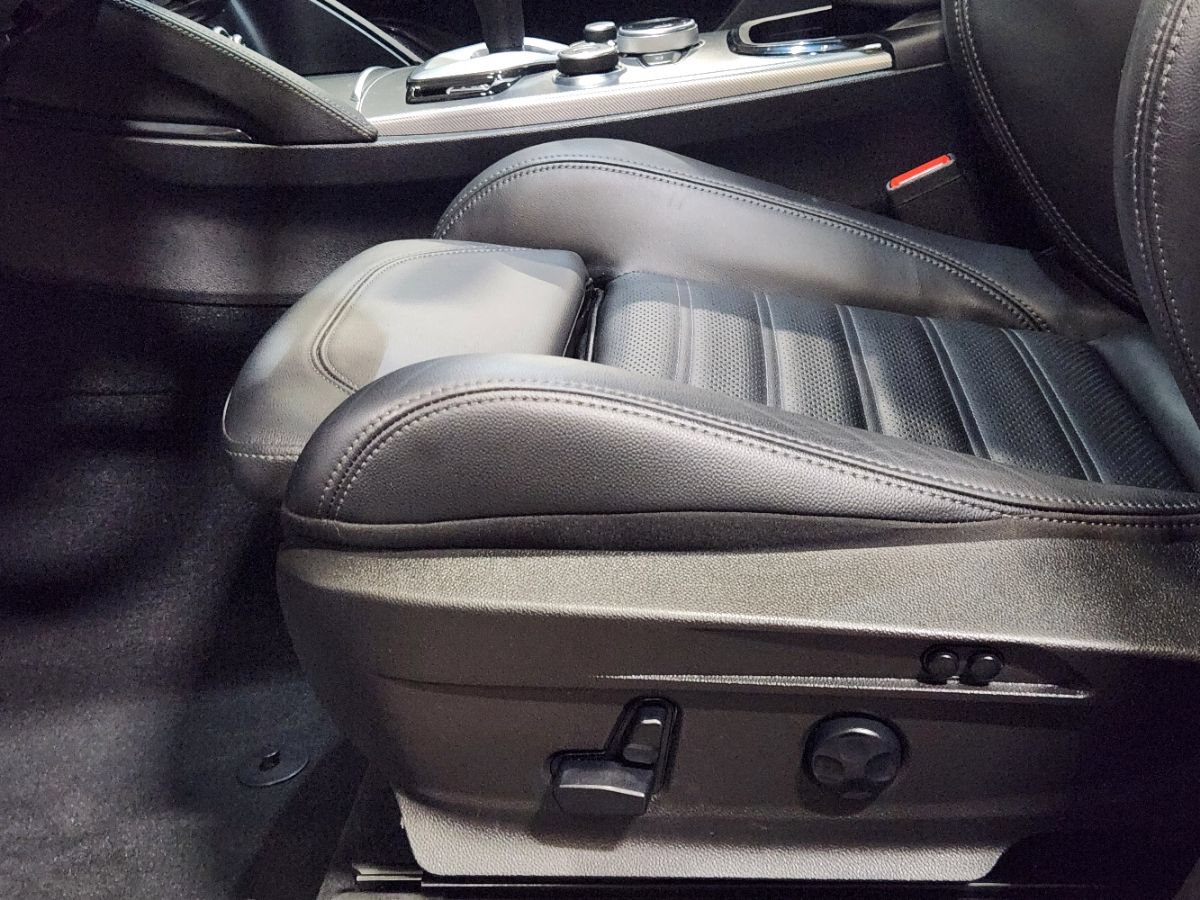 Used 2024 Alfa Romeo Stelvio Veloce AWD/4WD image 34